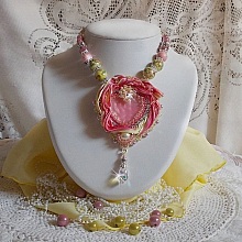 Collier Coeur Tendre brod&eacute; avec un ruban de soie Rose et Jaune, des perles en c&eacute;ramique, des Cristaux de Swarovski et des rocailles